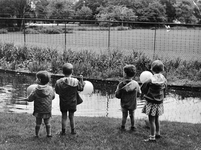 361130 Afbeelding van een groepje kinderen bij de hertenwei in het park Oog in Al te Utrecht.